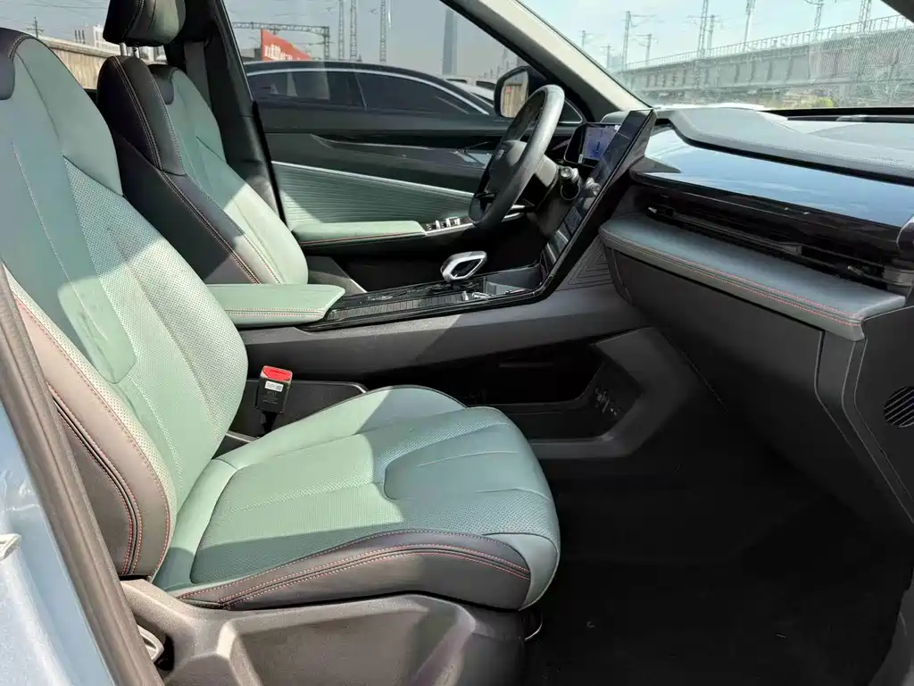 Geely Auto Emgrand 2024 1.5TD Dragon Edition 2024 - thumbnail 7
