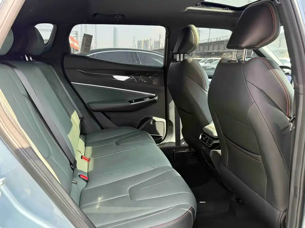 Geely Auto Emgrand 2024 1.5TD Dragon Edition 2024 - thumbnail 18