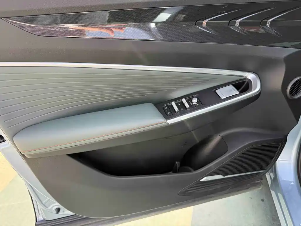 Geely Auto Emgrand 2024 1.5TD Dragon Edition 2024 - thumbnail 27