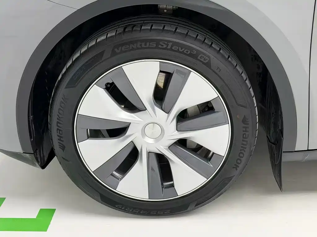 Tesla Model Y 2022 Rear-Wheel Drive Version 2023 - thumbnail 8