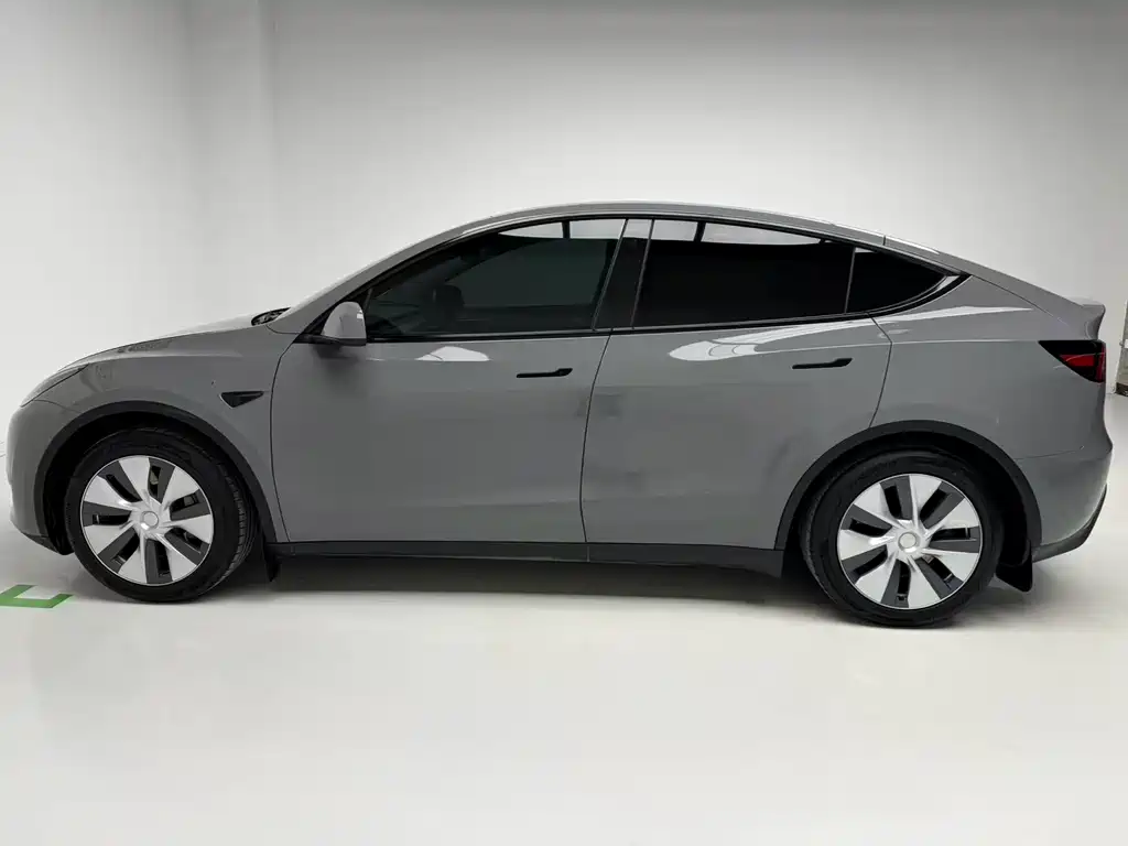Tesla Model Y 2022 Rear-Wheel Drive Version 2023 - thumbnail 9