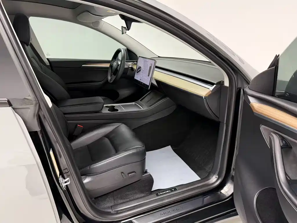 Tesla Model Y 2022 Rear-Wheel Drive Version 2023 - thumbnail 13