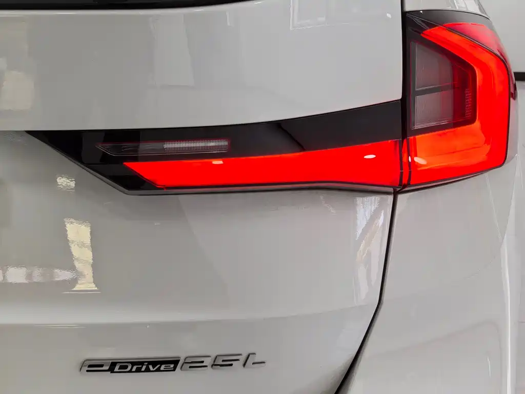 BMW BMW iX1 2026 eDrive25L X Design Package 2025 - thumbnail 9