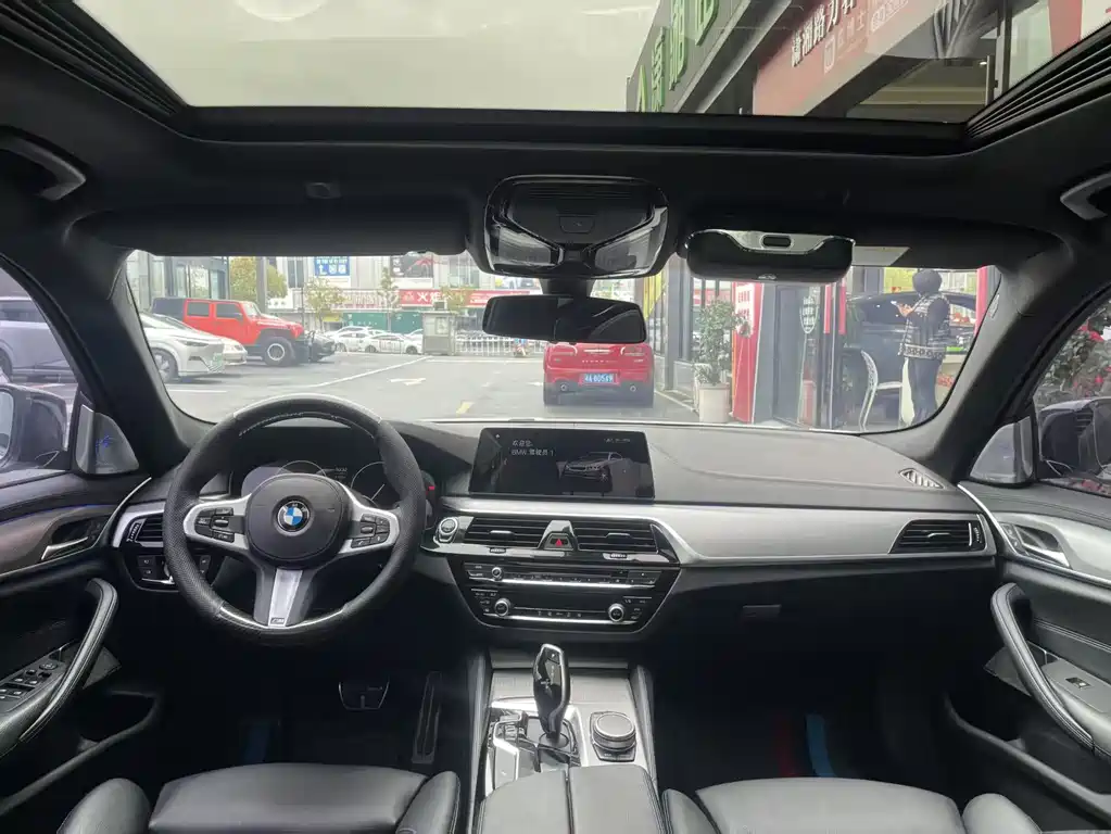 BMW BMW 5 Series Import 2019 525i M Sport Package 2019 - thumbnail 8