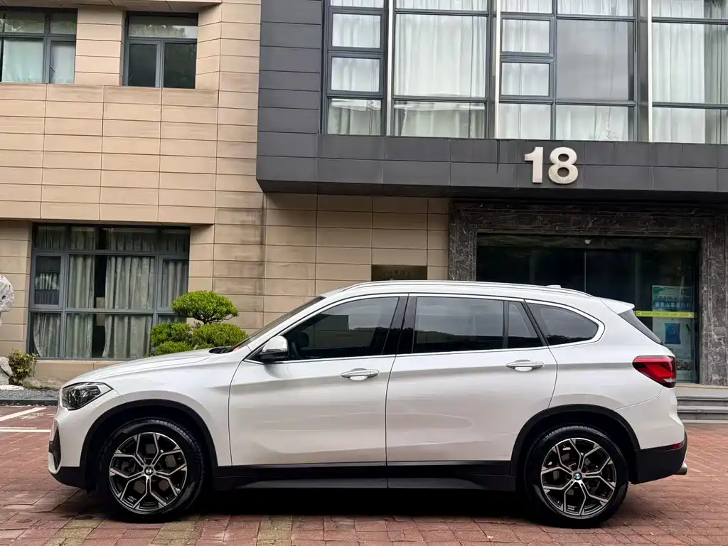 BMW BMW X1 2022 sDrive25Li Leading Edition 2021 - thumbnail 3
