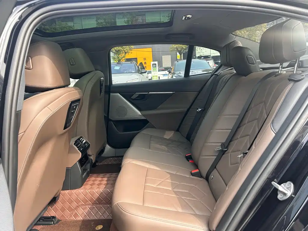 BMW BMW i5 2024 eDrive 35L M Sport Package 2024 - thumbnail 4