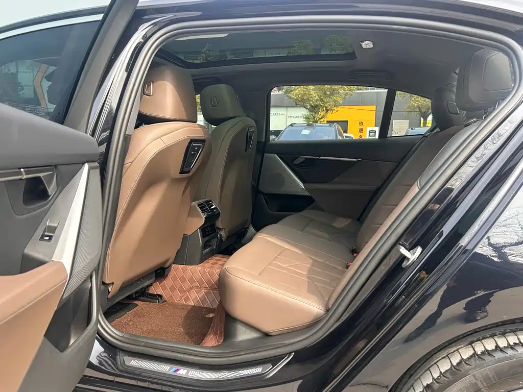 BMW BMW i5 2024 eDrive 35L M Sport Package 2024 - thumbnail 5
