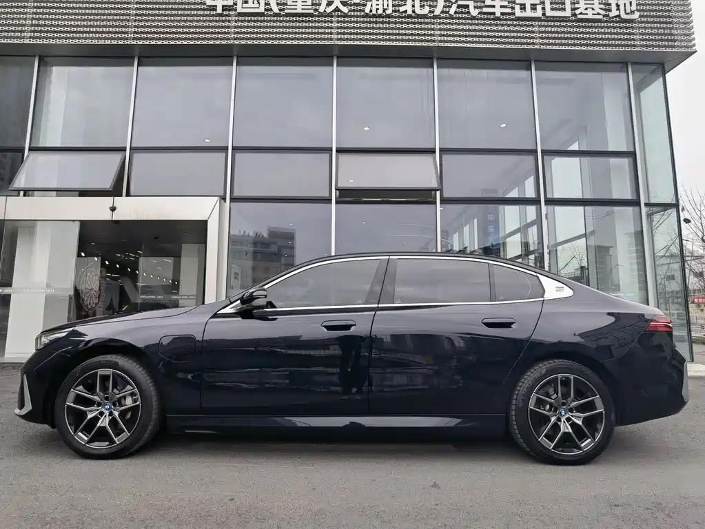 BMW BMW i5 2024 eDrive 35L Luxury Package 2024 - thumbnail 4