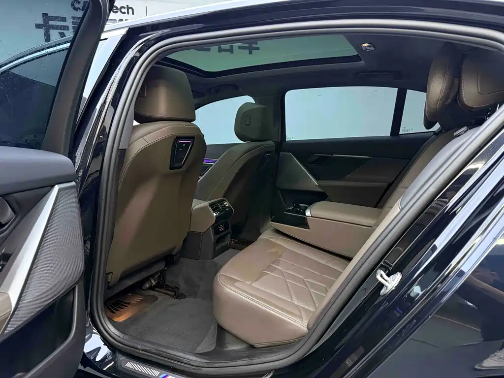 BMW BMW i5 2024 eDrive 35L M Sport Package 2024 - thumbnail 12