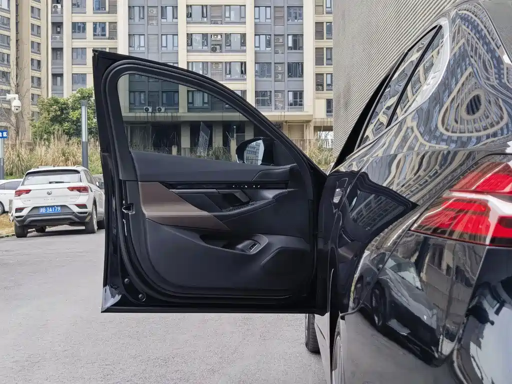 BMW BMW i5 2024 eDrive 35L Luxury Package 2024 - thumbnail 12
