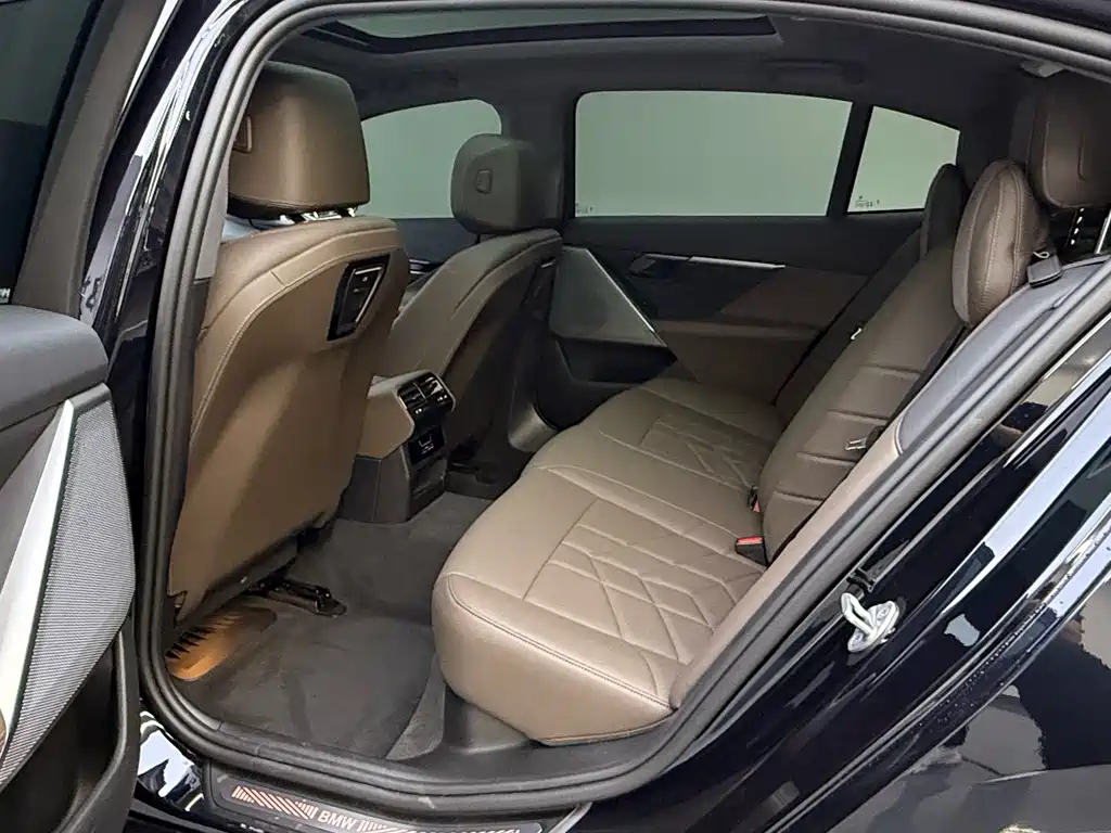BMW BMW i5 2024 eDrive 35L Luxury Package 2024 - thumbnail 12