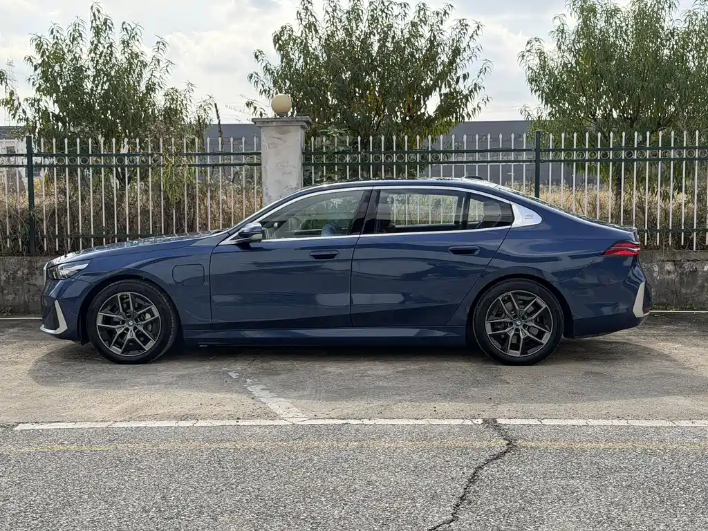 BMW BMW i5 2024 eDrive 35L Luxury Package 2024 - thumbnail 3