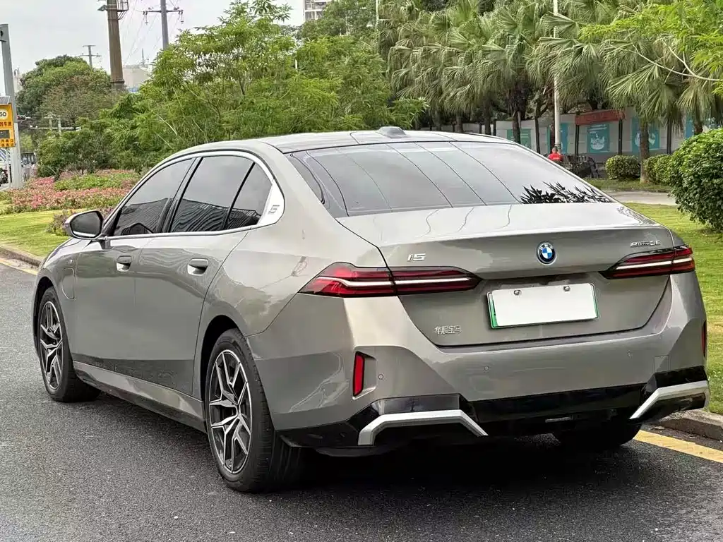BMW BMW i5 2024 eDrive 35L M Sport Package 2024 - thumbnail 5