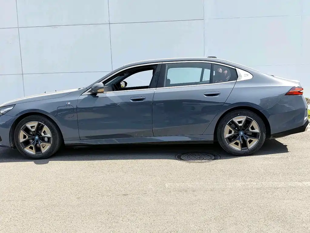 BMW BMW i5 2024 eDrive 35L M Sport Package 2024 - thumbnail 3