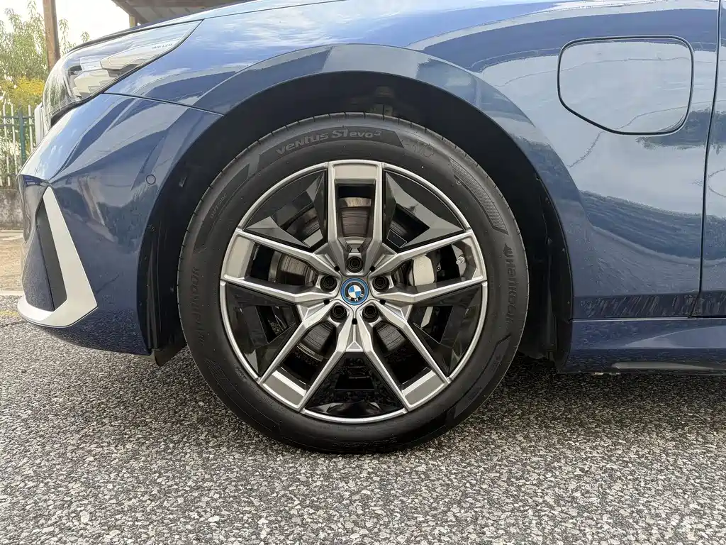 BMW BMW i5 2024 eDrive 35L Luxury Package 2024 - thumbnail 7