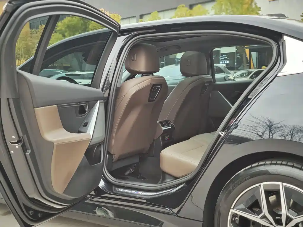 BMW BMW i5 2024 eDrive 35L M Sport Package 2024 - thumbnail 12
