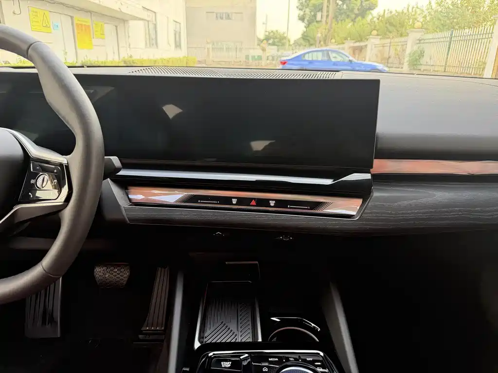 BMW BMW i5 2024 eDrive 35L Luxury Package 2024 - thumbnail 14