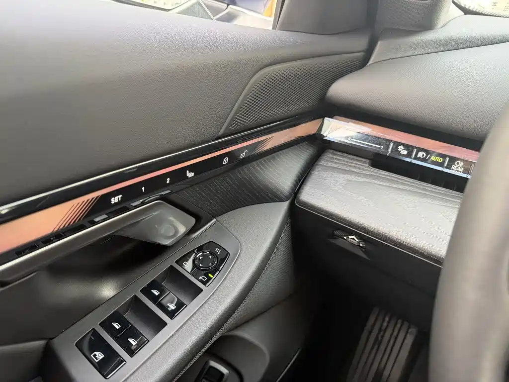 BMW BMW i5 2024 eDrive 35L Luxury Package 2024 - thumbnail 15