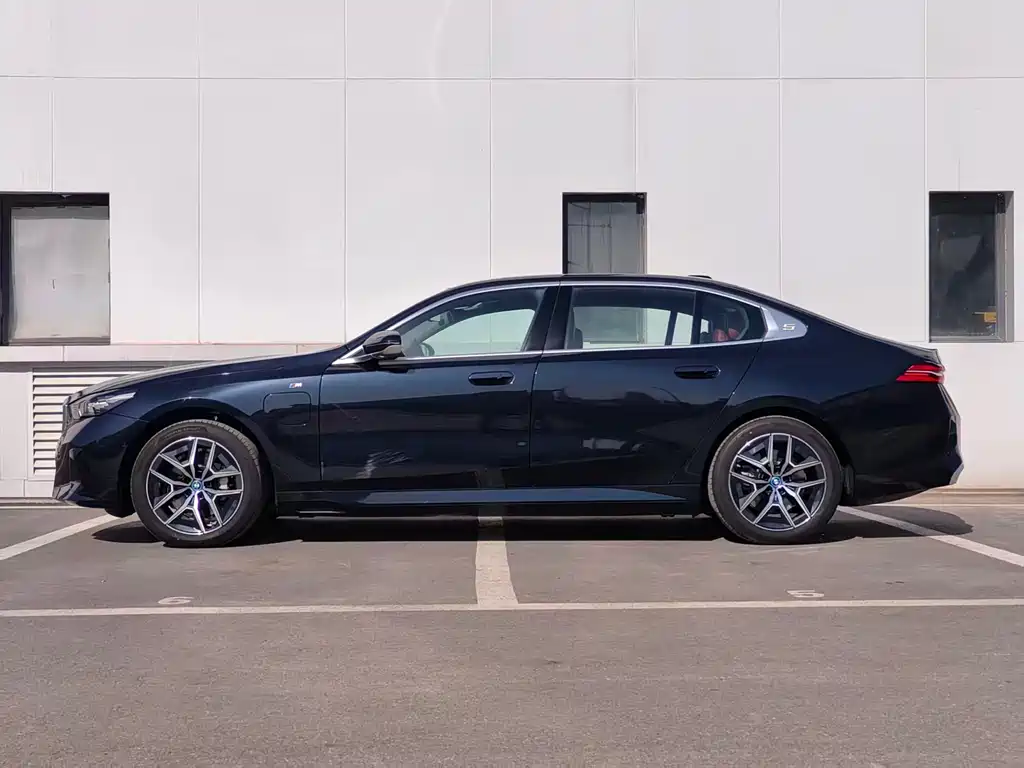 BMW BMW i5 2025 eDrive 35L M Sport Package 2026 - thumbnail 3