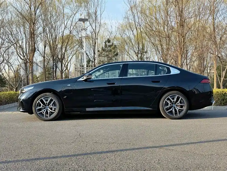 BMW BMW i5 2025 eDrive 35L M Sport Package 2025 - thumbnail 2