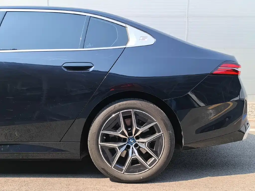BMW BMW i5 2025 eDrive 35L M Sport Package 2025 - thumbnail 5