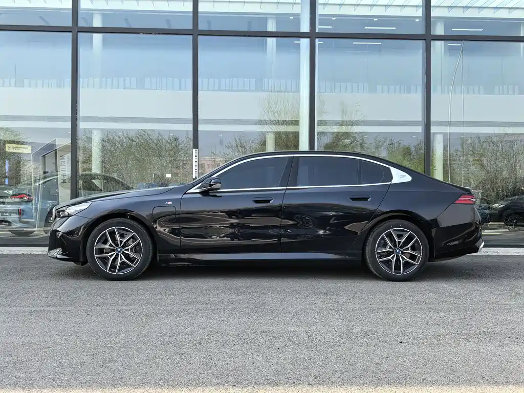 BMW BMW i5 2025 eDrive 35L M Sport Package 2025 - thumbnail 3