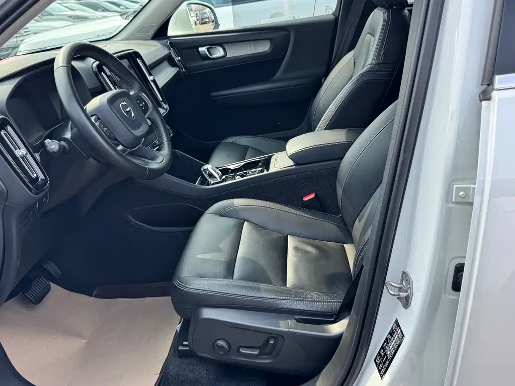 Volvo Volvo XC40 2021 T4 AWD Momentum Luxury Edition 2020 - thumbnail 4