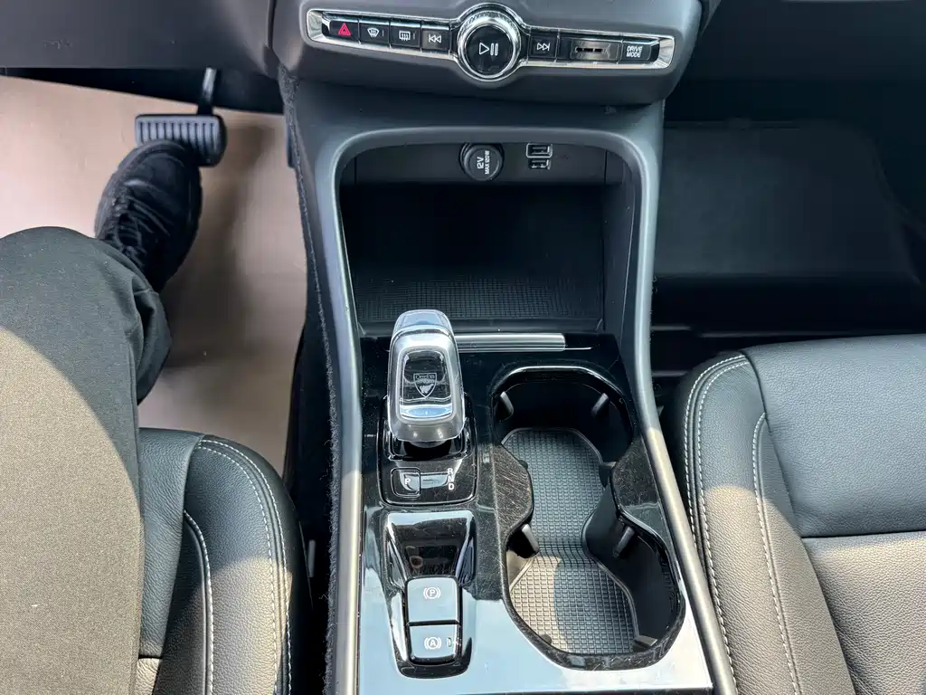 Volvo Volvo XC40 2021 T4 AWD Momentum Luxury Edition 2020 - thumbnail 9