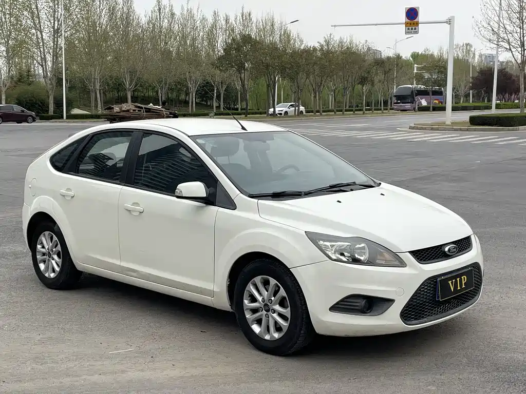 Ford Ford Focus 2013 Hatchback Classic 1.8L Manual Base Model 2016 - thumbnail 2