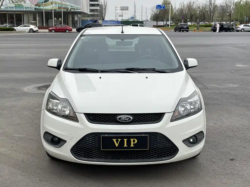 Ford Ford Focus 2013 Hatchback Classic 1.8L Manual Base Model 2016 - thumbnail 3