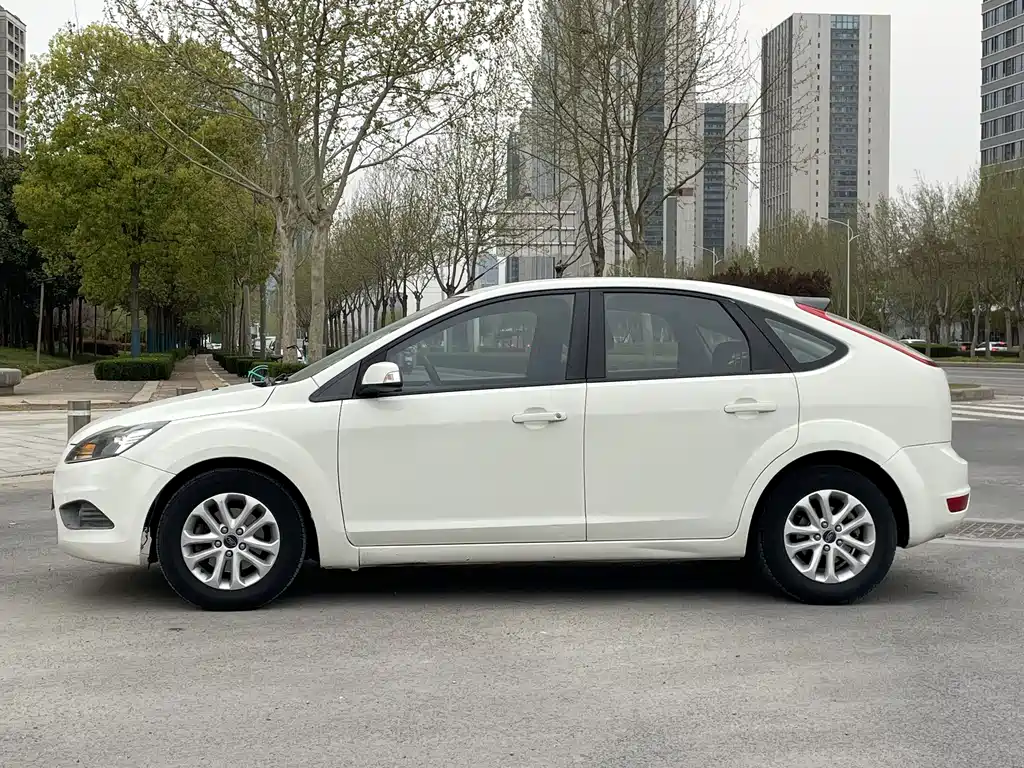 Ford Ford Focus 2013 Hatchback Classic 1.8L Manual Base Model 2016 - thumbnail 5