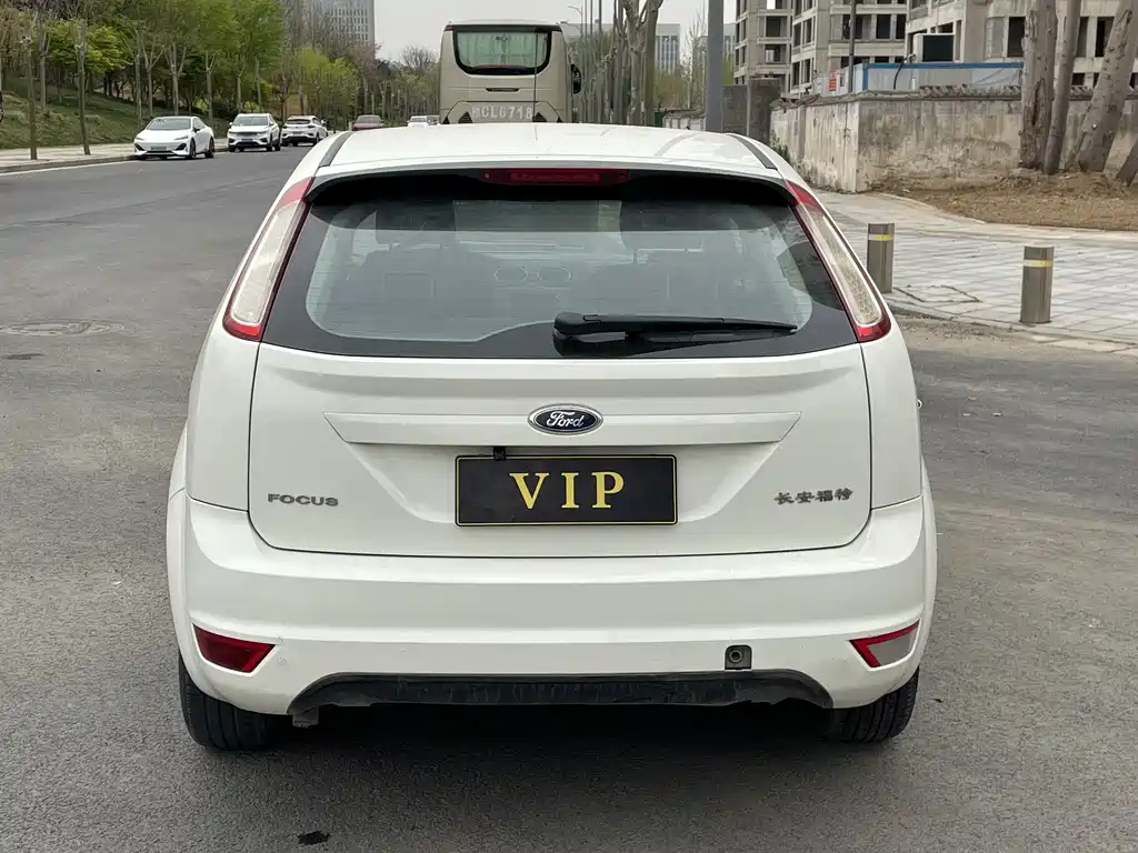 Ford Ford Focus 2013 Hatchback Classic 1.8L Manual Base Model 2016 - thumbnail 6
