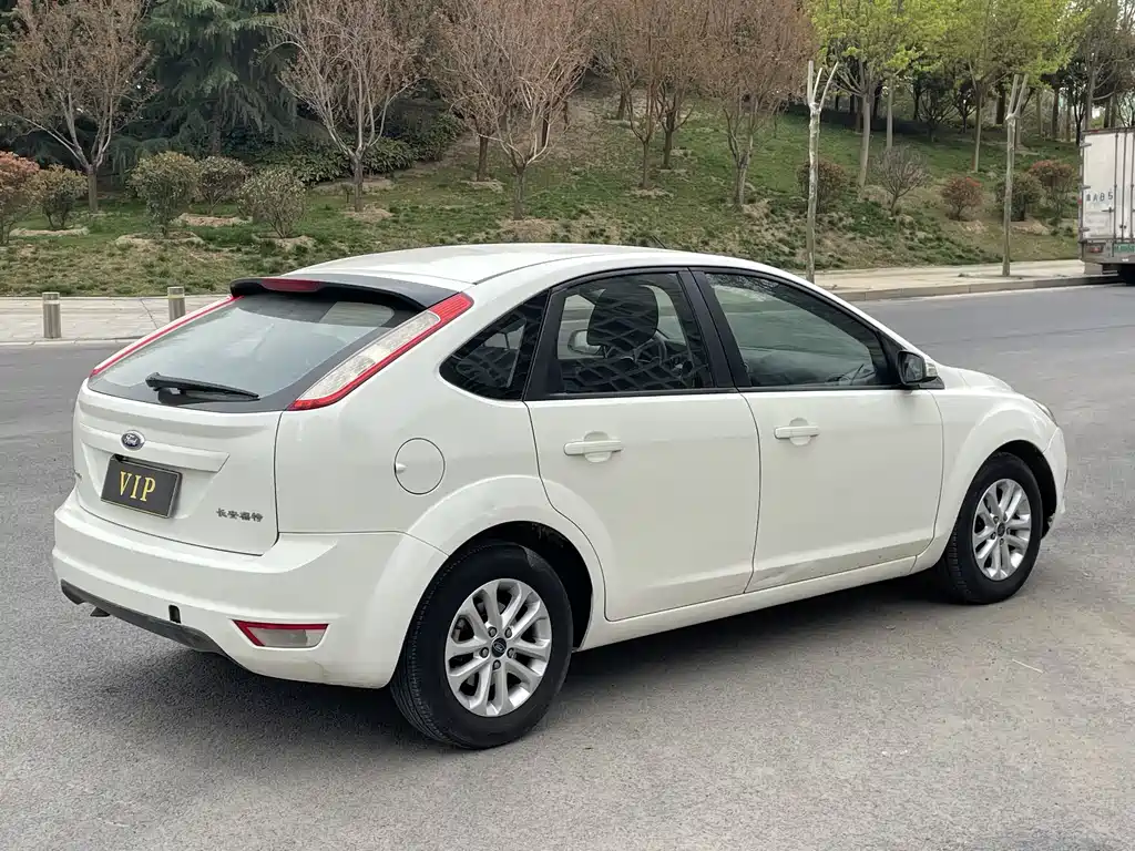 Ford Ford Focus 2013 Hatchback Classic 1.8L Manual Base Model 2016 - thumbnail 8