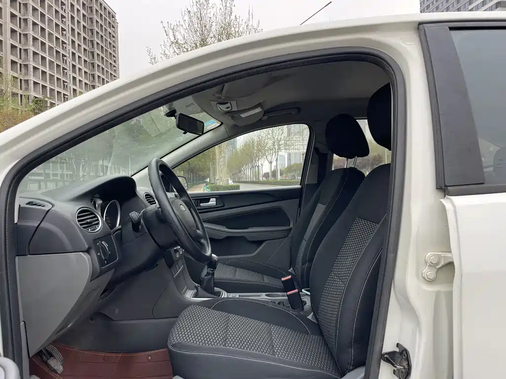 Ford Ford Focus 2013 Hatchback Classic 1.8L Manual Base Model 2016 - thumbnail 10