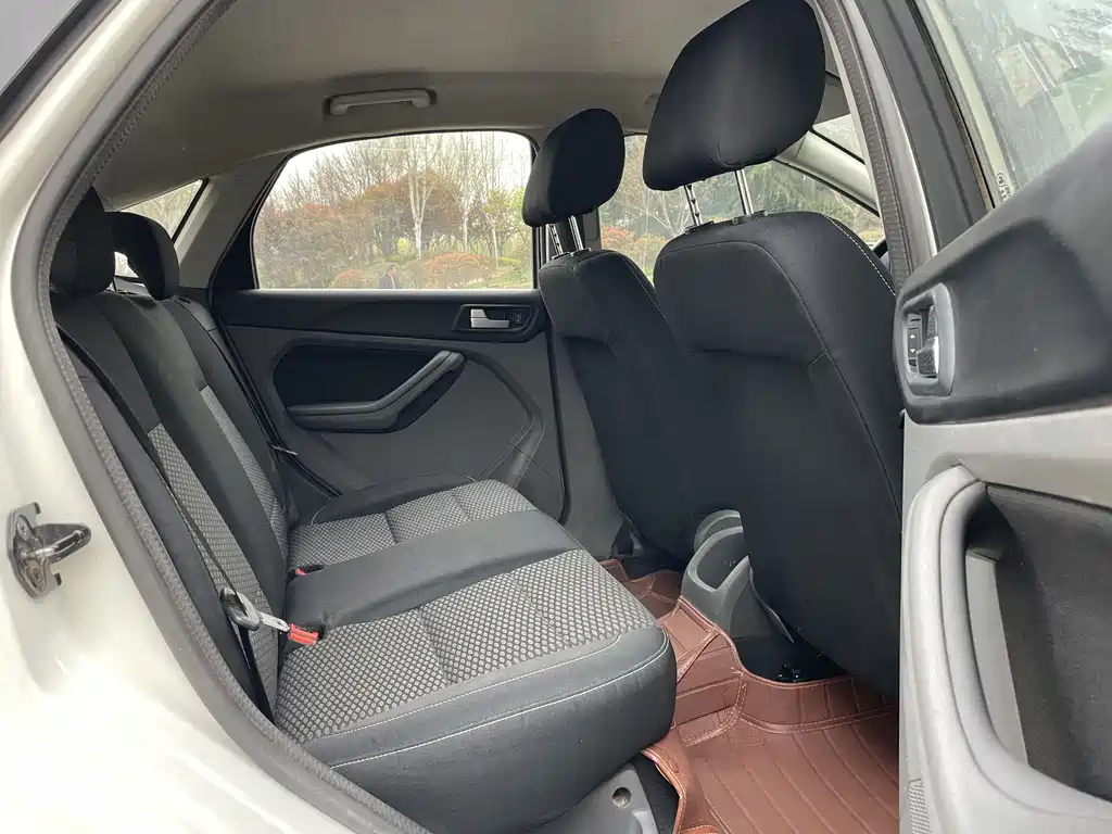 Ford Ford Focus 2013 Hatchback Classic 1.8L Manual Base Model 2016 - thumbnail 11