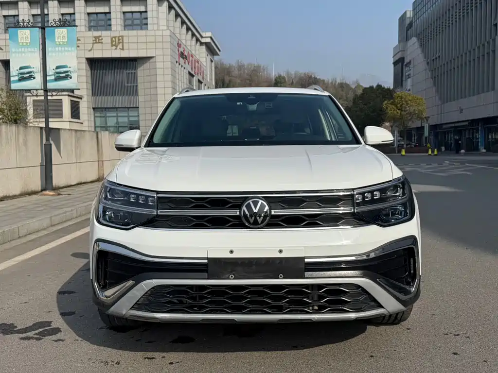 Volkswagen Tiguan 2023 300TSI FWD Full Moon Edition 2023 - thumbnail 2