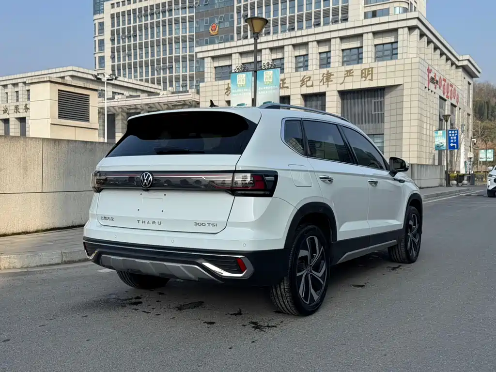 Volkswagen Tiguan 2023 300TSI FWD Full Moon Edition 2023 - thumbnail 4
