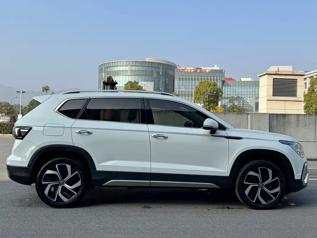 Volkswagen Tiguan 2023 300TSI FWD Full Moon Edition 2023 - thumbnail 7