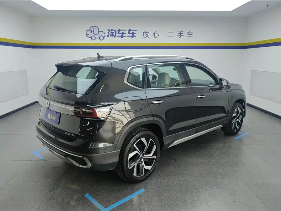 Volkswagen Tiguan 2023 300TSI FWD Full Moon Edition 2023 - thumbnail 3