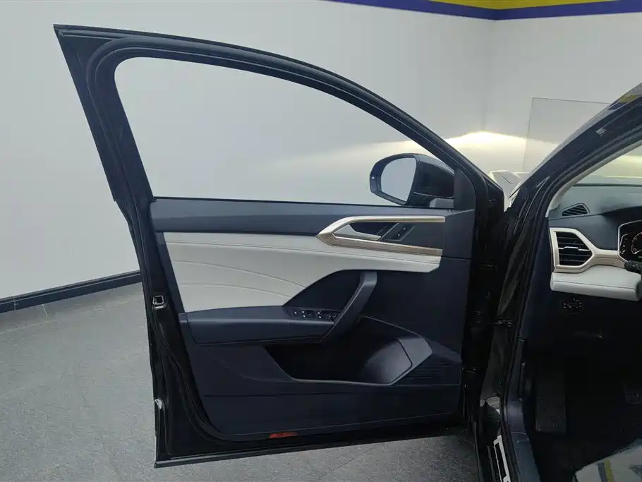 Volkswagen Tiguan 2023 300TSI FWD Full Moon Edition 2023 - thumbnail 7