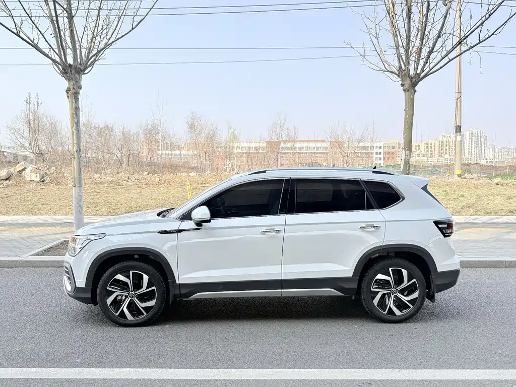 Volkswagen Tharu 2023 300TSI FWD Full Moon Edition 2024 - thumbnail 3