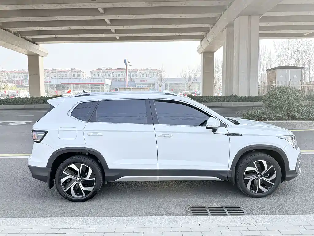 Volkswagen Tharu 2023 300TSI FWD Full Moon Edition 2024 - thumbnail 4