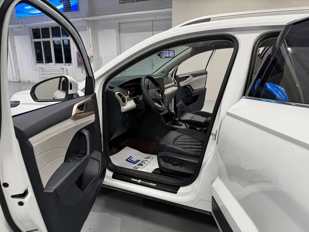Volkswagen Tiguan 2023 300TSI FWD Full Moon Edition 2023 - thumbnail 11