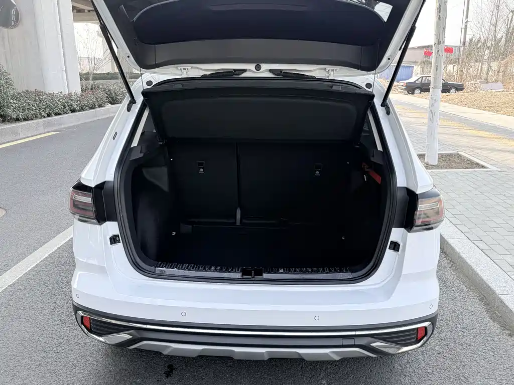 Volkswagen Tharu 2023 300TSI FWD Full Moon Edition 2024 - thumbnail 12