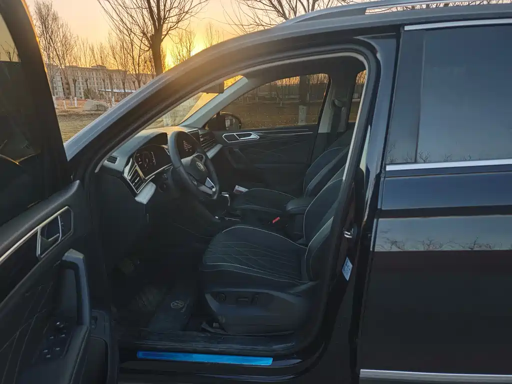 Volkswagen Tiguan L 2025 Outstanding 300TSI Auto 2WD Dragon Edition 2025 - thumbnail 5