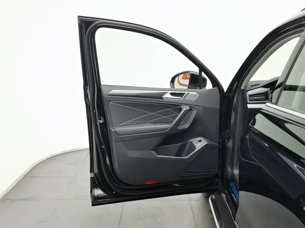 Volkswagen Tiguan L 2025 Outstanding 300TSI Auto 2WD Dragon Edition 2025 - thumbnail 8