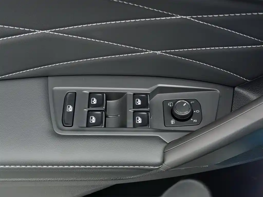 Volkswagen Tiguan L 2025 Outstanding 300TSI Auto 2WD Dragon Edition 2025 - thumbnail 9