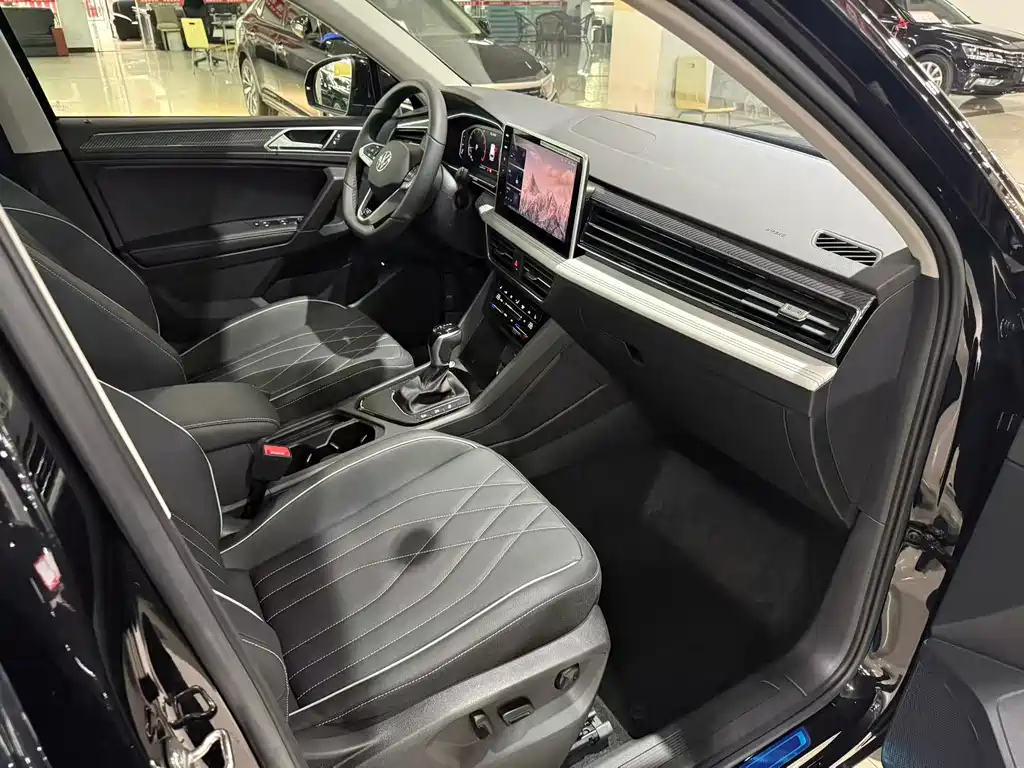 Volkswagen Tiguan L 2025 Outstanding 330TSI Auto RWD R-Line Dragon Edition 2025 - thumbnail 5