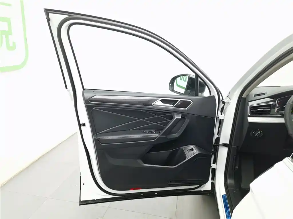 Volkswagen Tiguan L 2025 Outstanding 300TSI Auto 2WD Dragon Edition 2025 - thumbnail 8