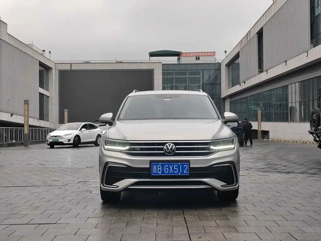 Volkswagen Tiguan L 2023 330TSI R-Line Comfort Edition AWD 2023 - thumbnail 2
